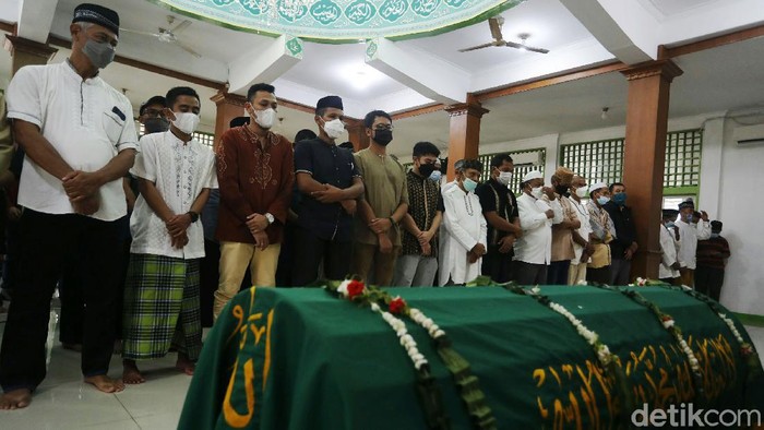 Jenazah Markis Kido Disalatkan Legenda bulutangkis Indonesia Markis Kido meninggal dunia. Sebelum dimakamkan, jenazah disalatkan di masjid dekat rumah duka di Kota Bekasi.
