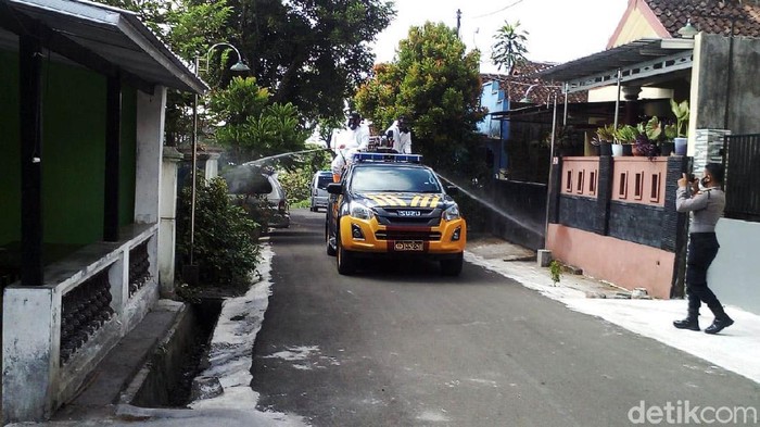 Satgas COVID-19 Kabupaten Boyolali menyemprotkan disinfektan ke sejumlah kampung yang lockdown karena tingginya kasus. Salah satunya di Desa Karanggeneng dan Desa Bendungan.