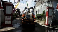 Petugas gabungan dari BPBD, Damkar, TNI dan Polres Boyolali, melakukan penyemprotan di jalan- jalan kawasan perumahan tersebut.