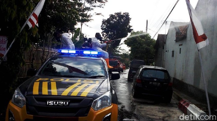 Kampung Lockdown di Boyolali Disemprot Disinfektan Satgas COVID-19 Kabupaten Boyolali menyemprotkan disinfektan ke sejumlah kampung yang lockdown karena tingginya kasus. Salah satunya di Desa Karanggeneng dan Desa Bendungan.