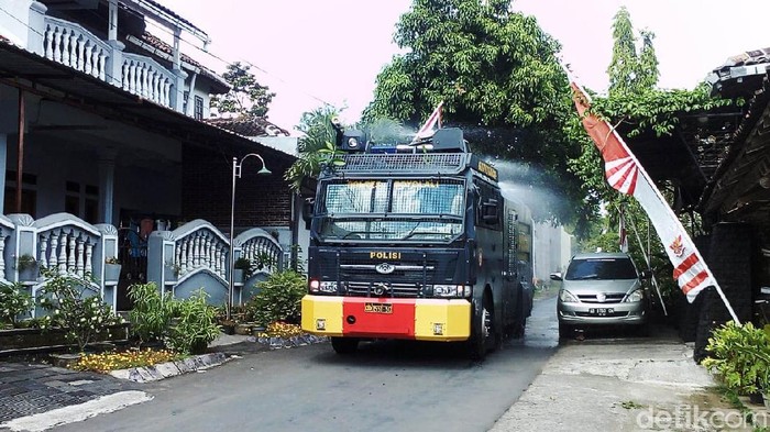 Kampung Lockdown di Boyolali Disemprot Disinfektan Satgas COVID-19 Kabupaten Boyolali menyemprotkan disinfektan ke sejumlah kampung yang lockdown karena tingginya kasus. Salah satunya di Desa Karanggeneng dan Desa Bendungan.