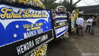 Salah satu karangan bunga juga datang dari Hendra Setiawan, yang pernah menjadi pasangan Kido. Pasangan ganda putra Kido/Hendra sangat berjaya pada masanya.