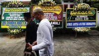Karangan bunga dari rekan Markis Kido berjejer di sekitar rumah duka.