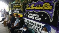 Para pelayat terus berdatangan ke rumah duka.
