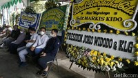 Karangan bunga dari Presiden Jokowi menghiasi rumah duka Markis Kido di Jalan Gemak B149, Jaka Setia, Bekasi Selatan, Kota Bekasi, Jawa Barat.