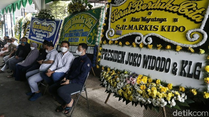 Karangan Bunga dari Jokowi untuk Markis Kido Sejumlah karangan bunga duka cita menghiasi rumah duka Markis Kido di Kota Bekasi, Jawa Barat. Salah satu karangan bunga dikirim oleh Presiden Joko Widodo.