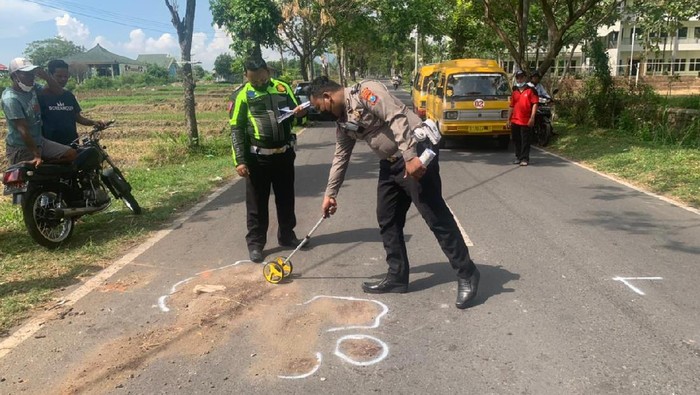 Sepasang remaja yang nekat mengendarai sepeda motor menabrak truk di Mojokerto. Kecelakaan mengakibatkan remaja laki-laki yang mengendarai motor tersebut tewas di lokasi.