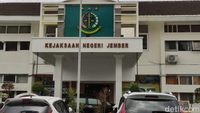 Mantan Ketua KONI Jember Abdul Haris Afianto memenuhi panggilan Kejari Jember. Kedatangannya berkaitan dengan anggaran Pekan Olahraga Provinsi (Porprov) Jatim 2019 untuk KONI Jember.