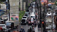 Potret kepadatan kendaraan tersebut terus terjadi di tengah kenaikan angka kasus Corona hingga 100 persen di 4 wilayah DKI Jakarta.
