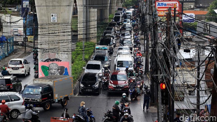 Kemacetan Ibu Kota di Tengah Lonjakan Corona Sebanyak 4 daerah di DKI Jakarta mengalami lonjakan kasus Corona lebih dari 100 persen. Namun, mobilitas penduduk masih masif hingga terjadi kemacetan.