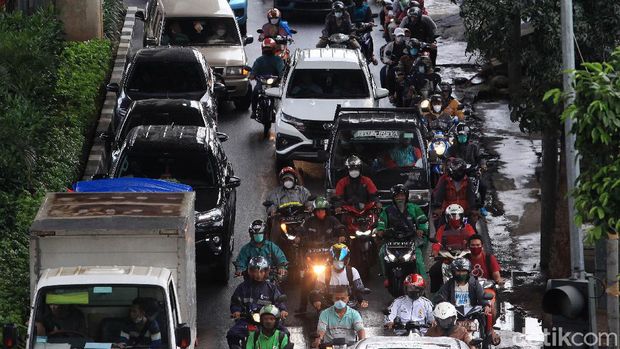 Sebanyak 4 daerah di DKI Jakarta mengalami lonjakan kasus Corona lebih dari 100 persen. Namun, mobilitas penduduk masih masif hingga terjadi kemacetan.