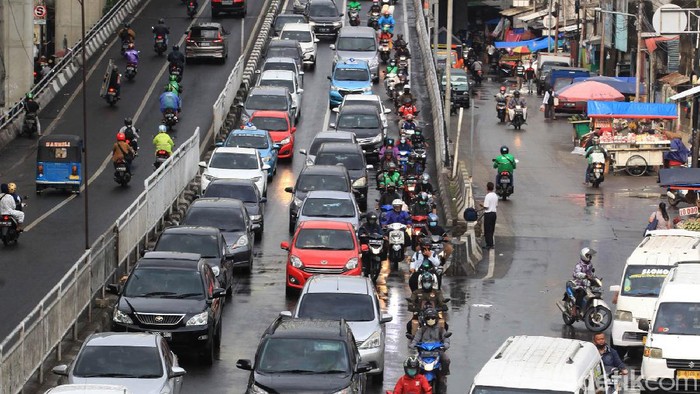Kemacetan Ibu Kota di Tengah Lonjakan Corona Sebanyak 4 daerah di DKI Jakarta mengalami lonjakan kasus Corona lebih dari 100 persen. Namun, mobilitas penduduk masih masif hingga terjadi kemacetan.