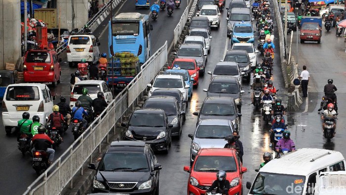 Kemacetan Ibu Kota di Tengah Lonjakan Corona Sebanyak 4 daerah di DKI Jakarta mengalami lonjakan kasus Corona lebih dari 100 persen. Namun, mobilitas penduduk masih masif hingga terjadi kemacetan.