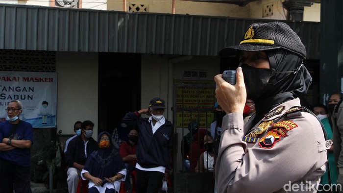 Warga antri untuk mendapatkan vaksin Sinovac yang disediakan oleh mobil keliling di depan pasar barang antik Ngarsopuro, Solo, Jawa Tengah, Selasa (15/6). Vaksin warga khusus untuk umur 50 tahun keatas dengan membawa KTP yang diterbitkan oleh Pemerintah Kota Solo. Dalam pelayanan vaksin tersebut dibatasi hingga 100 pemohon setiap harinya dengan lokasi yang berpindah-pindah hingga 30 Juni mendatang.