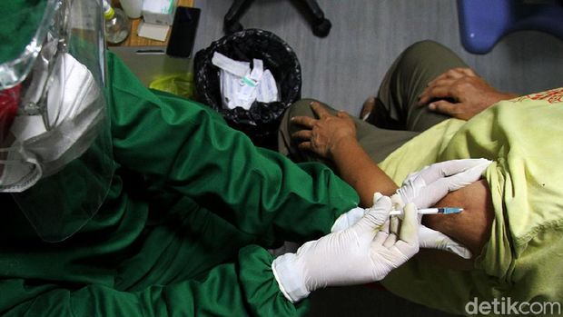 Warga antri untuk mendapatkan vaksin Sinovac yang disediakan oleh mobil keliling di depan pasar barang antik Ngarsopuro, Solo, Jawa Tengah, Selasa (15/6). Vaksin warga khusus untuk umur 50 tahun keatas dengan membawa KTP yang diterbitkan oleh Pemerintah Kota Solo. Dalam pelayanan vaksin tersebut dibatasi hingga 100 pemohon setiap harinya dengan lokasi yang berpindah-pindah hingga 30 Juni mendatang.