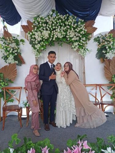 Kisah viral pengantin bagi-bagi amplop di atas pelaminan.