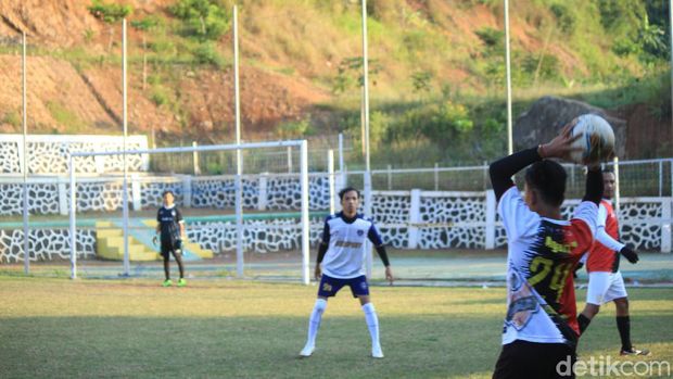 Lapangan sepakbola di Desa Nagreg Kendan, Kecamatan Nagreg, Kabupaten Bandung, ini memiliki keunikan karena lahir dari mengeruk bukit.