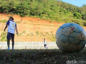 Potret Lapangan Bola Unik yang Lahir di Kaki Bukit Nagreg