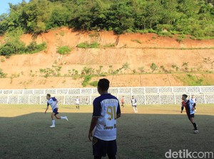 Lapangan Bola Desa di Nagreg: Tiada Lahan, Kaki Bukit pun Jadi