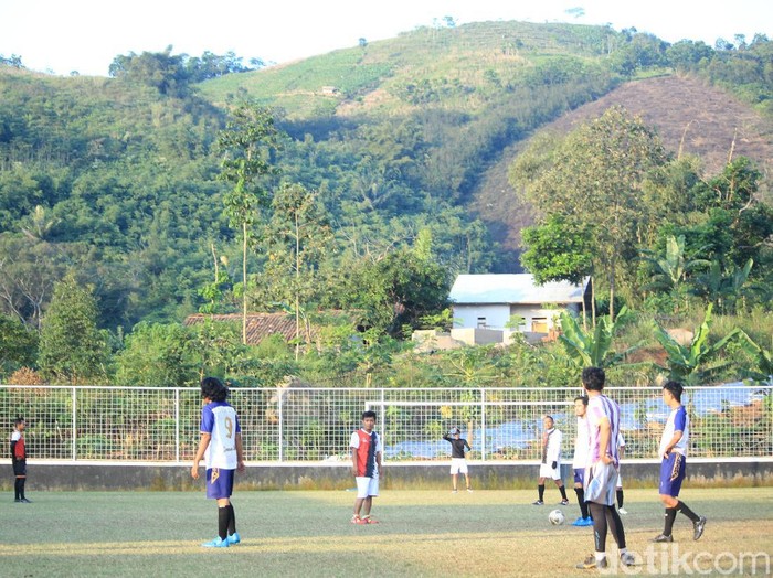Lapangan sepakbola di Desa Nagreg Kendan, Kecamatan Nagreg, Kabupaten Bandung, ini memiliki keunikan karena lahir dari mengeruk bukit.
