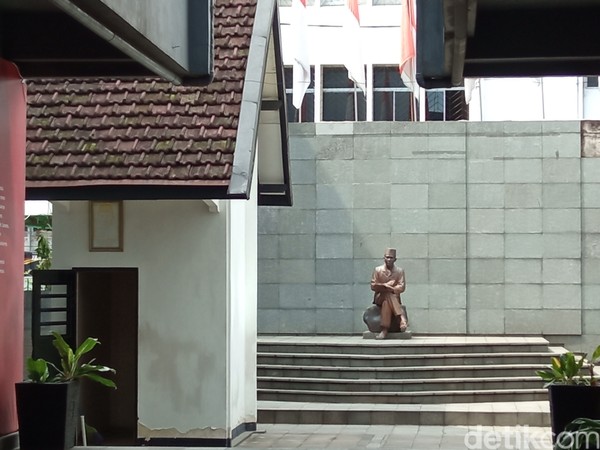 Ukuran lapasnya sangat kecil, seukuran kamar mandi. 