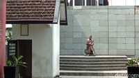 Ukuran lapasnya sangat kecil, seukuran kamar mandi. 