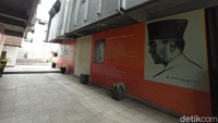 Dari pagar menuju kamar lapas ada lorong yang disisakan untuk cerita perjuangan Sukarno di sana.  