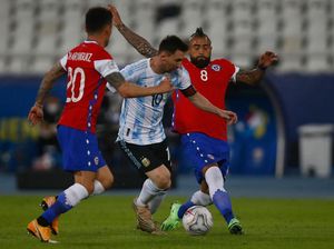 Arturo Vidal Sebut Lionel Messi Memang Selalu Bikin Repot