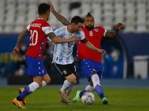 Arturo Vidal Sebut Lionel Messi Memang Selalu Bikin Repot
