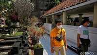 Makam ini dibuka setiap hari dari mulai pukul 08.00 hingga 16.00.   