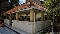 Ia kemudian dimakamkan di belakang Masjid Raya Bandung yang sekarang bernama Situs Makam Pendiri Kota Bandung RA Wiranata Kusumah II.  