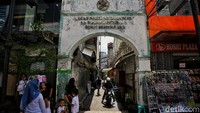 Di kawasan Alun-alun Kota Bandung, ada beberapa gang di Jalan Dalem Kaum yang menjajakan dagangannya dan ada satu gang yang menuju ke situs pemakaman pendiri Kota Bandung. Di sana sebuah gapura bertuliskan Makam Pendiri Kota Bandung RA Wiranatakusumah II Bupati Bandung Ke-6.  