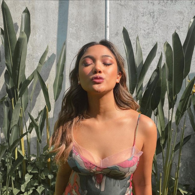 Nama Marion Jola mulai banyak dikenal masyarakat usai dirinya menjadi salah satu kontestan di Indonesian Idol season ke-9. Walaupun tidak keluar sebagai pemenang, Marion Jola kini cukup sukses menjadi seorang penyanyi. Foto: dok. Instagram/@lalamarionmj