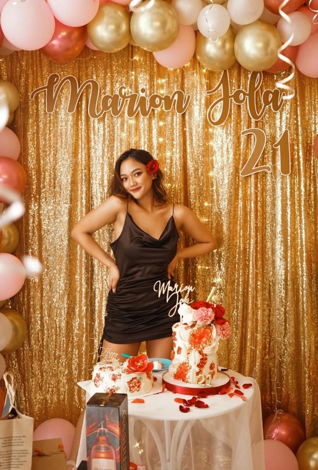 Mengenakan dress mini berwarna hitam, Marion Jola tampil cantik dan seksi di perayaan ulang tahunnya yang ke-21. Tak sedikit netizen yang memuji penampilannya, sementara beberapa lainnya tampak terkejut mengetahui usia Marion Jola. Foto: Instagram/@lalamarionmj