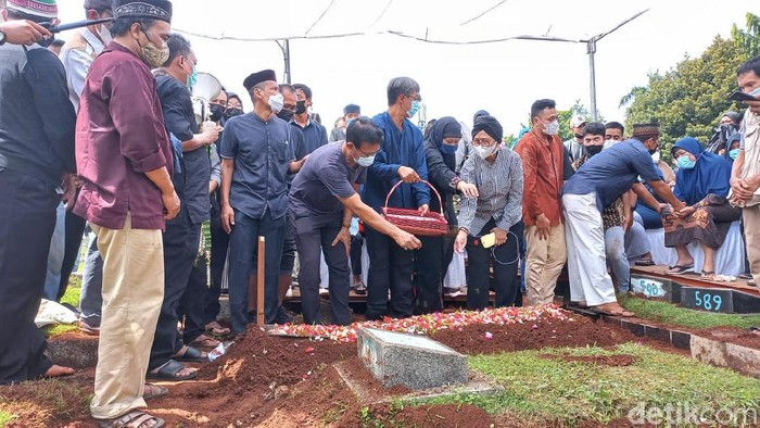 Markis Kido Sudah Dikebumikan di TPU Kebon Nanas