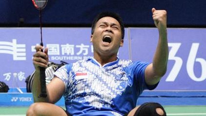 Markis Kido Markis Kido of Indonesia celebrates with his partner Hendra Setiawan (not in picture) after beating Lee Yong-Dae and Chung Jae-Sung of South Korea during their men's doubles badminton semifinals at the 16th Asian Games in Guangzhou on November 19, 2010. Kido and Setiawan won 21-15, 13-21, 21-18. AFP PHOTO / LIU JIN (Photo by LIU JIN / AFP)