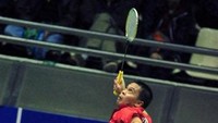 Aksi Kido melakukan jump smash di Piala Thomas 2012. Berpasangan dengan Hendra, mereka saat itu menghadapi pasangan Malaysia. (Foto: AFP/ANTONY DICKSON)