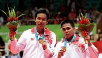 Markis Kido dan Hendra Setiawan berpose dengan medali emas ganda putra yang mereka raih di Asian Games 2010 di Guangzhou, China. (Foto: Getty Images/Mark Dadswell)