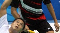 Ini adalah momen saat Markis Kido berpasangan dengan Alvent Yulianto Chandra di nomor ganda putra. (Foto: AFP/INDRANIL MUKHERJEE)