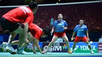 Markis Kido juga pernah berpasangan dengan Pia Zebadiah Bernadet, yang juga merupakan adiknya sendiri, antara lain di ajang All England 2013 ini. (Foto: AFP/BEN STANSALL)