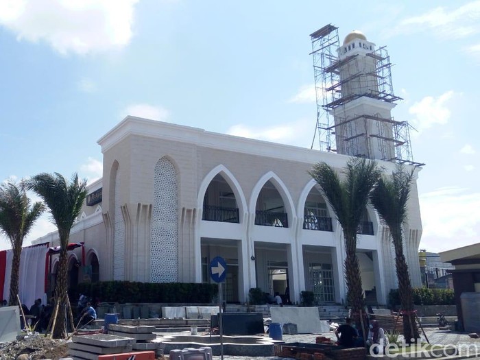 Masjid Al Ikhlas Polresta Sidoarjo dibuka. Pembukaan masjid tersebut diiringi pembacaan selawat nabi dan tetap menerapkan protokol kesehatan ketat.