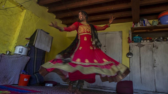 Mengintip Potret Keseharian Transgender di Kashmir A transgender Kashmiri Shabana Pallo, also one of the gurus, speaks during a special meet of community members in Srinagar, Indian controlled Kashmir, Thursday, June 3, 2021. Life has not been easy for many of Kashmir's transgender people. Most are ostracized by families and bullied in society. They face domestic abuse and end up running away from families at an early age. Many are often only able to find work as matchmakers or wedding entertainment. (AP Photo/ Dar Yasin)