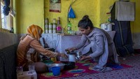 Sejauh ini, mereka telah memberikan paket ransum untuk hampir 220 orang, banyak dari mereka penata rias, penyanyi, dan mak comblang yang kehilangan mata pencaharian selama pandemi.    