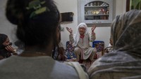 Mereka menghadapi kekerasan dalam rumah tangga dan akhirnya melarikan diri dari keluarga pada usia dini. Mereka adalah minoritas kecil di wilayah yang penuh dengan kekerasan dan ketidakstabilan politik.  