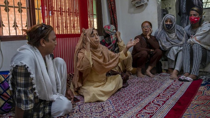 Mengintip Potret Keseharian Transgender di Kashmir A transgender Kashmiri Shabana Pallo, also one of the gurus, speaks during a special meet of community members in Srinagar, Indian controlled Kashmir, Thursday, June 3, 2021. Life has not been easy for many of Kashmir's transgender people. Most are ostracized by families and bullied in society. They face domestic abuse and end up running away from families at an early age. Many are often only able to find work as matchmakers or wedding entertainment. (AP Photo/ Dar Yasin)