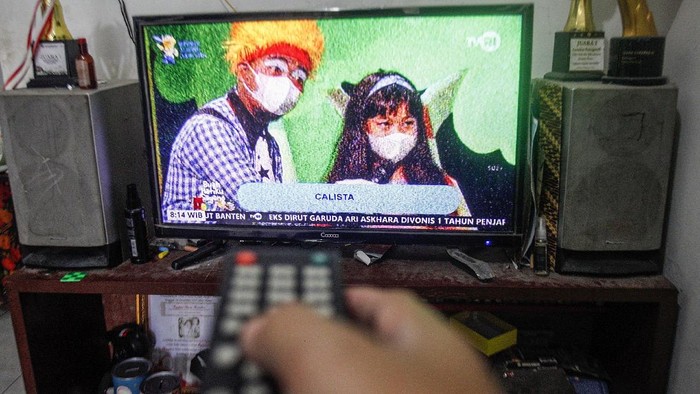 Warga menonton televisi di rumahnya, Depok, Jawa Barat, Selasa (15/6/2021). Proses Analog Switch Off (ASO) atau migrasi dari siaran tv analog ke digital akan segera dimulai, Kementerian Komunikasi dan Informatika (Kominfo) menetapkan tahapan migrasi mulai 17 Agustus 2021 hingga 2 November 2022. ANTARA FOTO/Yulius Satria Wijaya/foc.