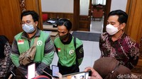 Menilik kasus kemarin, driver ojol tersebut menerima order layanan GoShop dengan barang berupa madu. Namun ternyata boks yang tertutup itu berisi miras. Gibran pun berpesan agar driver ojol selalu hati-hati saat menjalankan tugasnya. Salah satunya dengan mengecek barang terlebih dahulu saat hendak mengantar barang.