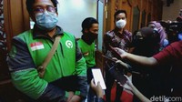 Diberitakan sebelumnya, kisah driver ojol di Solo viral setelah ditangkap polisi lantaran kedapatan mengantarkan dus isi miras jenis anggur merah.