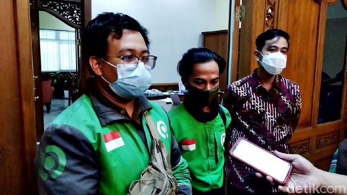 Momen Gibran Bertemu Ojol Viral yang Jadi tersangka Antar Dus Miras Wali Kota Solo Gibran Rakabuming Raka bertemu dengan driver ojek online (ojol) yang viral sempat jadi tersangka usai mengantar pesanan miras.