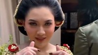 Nella Kharisma terlihat cantik dengan gaun khas daerah. Foto: dok instagram arthaorganizer